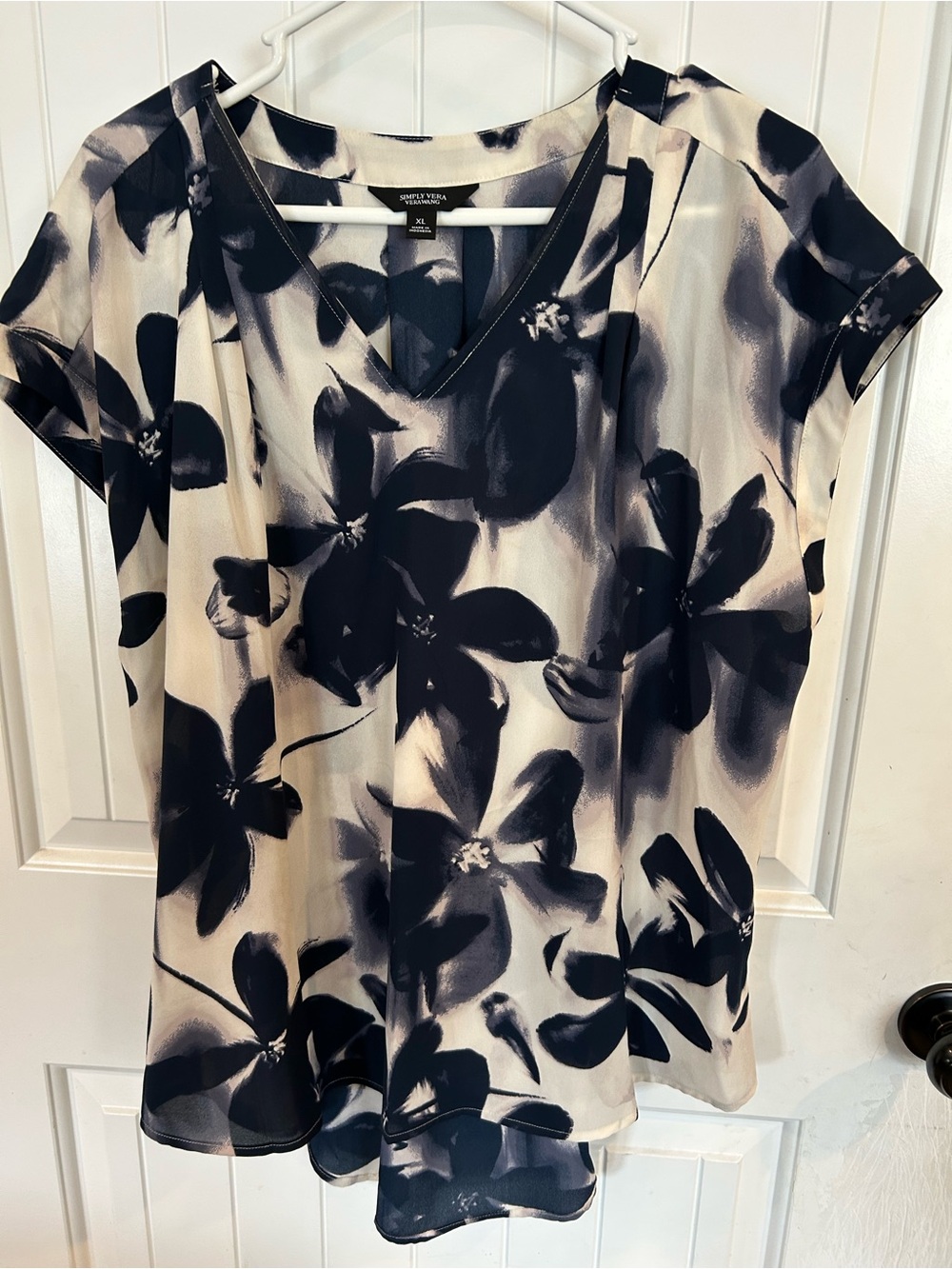 Womens Vera Wang Floral V-Neck Short Sleeve blouse Navy and Cream